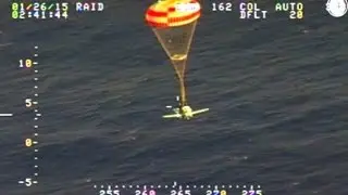 Flugzeug landet mit Fallschirm im Pazifik