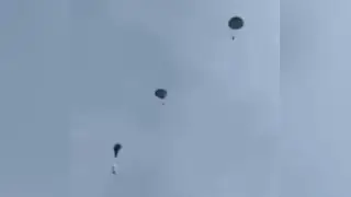 Fallschirm versagt: Soldat kracht ungebremst zu Boden