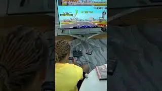 #LewisHamilton jogando um game das antigas Ayrton Senna's super M&ocirc;naco gp2 no mega drive.