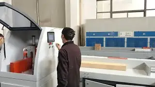 Пильный станок с ЧПУ для резки деревянных блоков работает в тестовом режиме перед поставкой