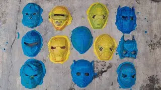 Membersihkan Mainan Topeng Superhero dari Lumpur