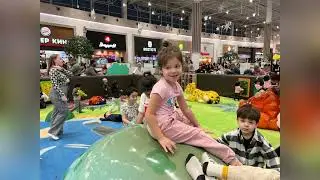 Лиза провела день в тц Мега белая дача шопинг