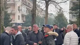 Milan Knežević na protestu mještana Zete ispred zgrade Opštine Podgorica 23. januar 2026. godine