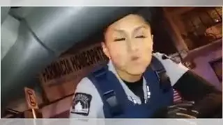 VIDEO: la inesperada reacci&oacute;n de una polic&iacute;a ante el piropo de un hombre que buscaba evitar el al...