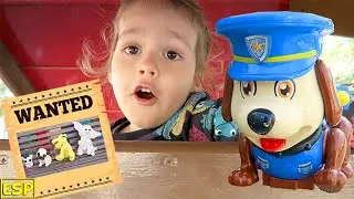 Eric finge jugar divertida historia de persecuci&oacute;n policial para los ni&ntilde;os!