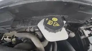 Wo befindet sich der Bremsfl&uuml;ssigkeitsbeh&auml;lter beim Mazda CX-3 (2015&ndash;2022)?