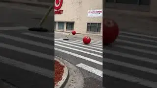 Красный мяч-мишень катится по дорожке! #СмешныеВидео #Шорты