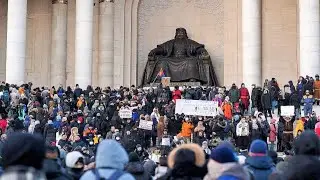 Тысячи людей протестуют против коррупции и инфляции в Монголии