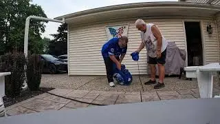 Кот в мешке: складывание пляжной палатки Wakeman Pop-Up Tent от Walmart за 19 долларов, NGH20067