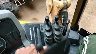 Mostrando o interior da CAT 416 F2.🇧🇷👊🚜