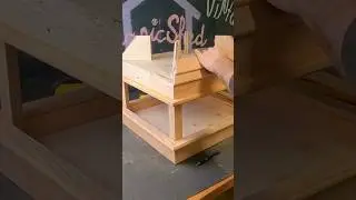 Wundersch&ouml;nes und aufwendiges FUTTERHAUS DIY&hellip;#diy #holz #birdhouse