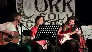 Clare Sands & GALS AT PLAY - 38th Cork Folk Festival - An Spailpin F&aacute;nach , Cork,Ireland. 30.09.17.