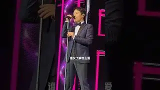 &ldquo;《全日爱》别人唱是摇一摇，#黎明 唱成了万人演讲大会😂&rdquo;#全日爱 #黎明杭州演唱会 #杭州演唱会 #杭州