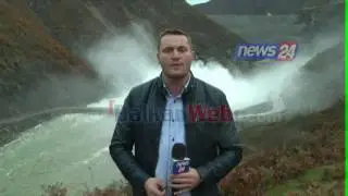 Fierza pranë pikës maksimale, nisin shkarkimet. Pamjet madhështore të HEC-it