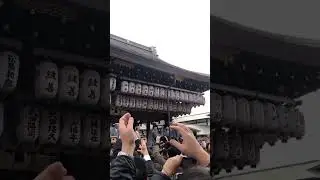 Maiko throws beans This is an event called Setsubun that takes place every year at Yasaka Shrine
