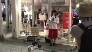 路上ライブに飛び入り参加した女の子がSuperflyの愛を込めて花束をのカバー(cover)を歌ってました！