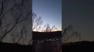Mondsichel und Stern Spica mit blaue Stunde heute morgen &uuml;ber Meschede am 15.12.2025.🌘🌟🌄