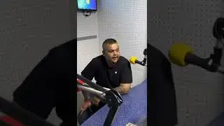Dewindersingh Sewnath live in de studio van AMOR FM (88.5)Suriname tour 2022 (Baithakgana community)