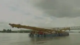 Floating crane to lift sunken tour boat from Danube