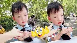 2岁宝宝在第一视角 ，非要亲手给小姐姐插吸管，这家伙太懂了#人类幼崽 #童言童语 #奶声奶气 #把社恐宝宝培养成小话痨 #软萌宝宝已上线