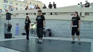 Обучение чечетке на набережной озера Кабан артистами театра  