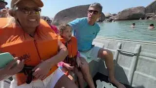 Diversão na Praia: Barco, Água e Risadas! 😄🌊