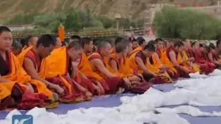 Panchen Lama conducts Buddhist service at Zhaxi Lhunbo Lamasery