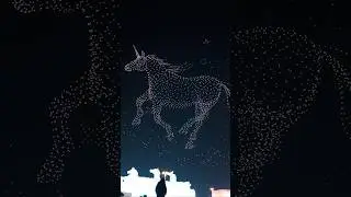 Смотрите вверх 🦄, когда будете на Харбинском фестивале льда! Я чуть не пропустил 3000 дронов!