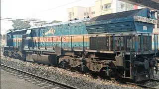 WDG-4 DIESEL LOCOMOTIVE ON IDLE MODE // HAULING SOUND 