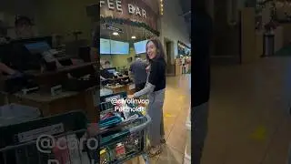 В магазине Whole Foods моя птица напугала мою даму!