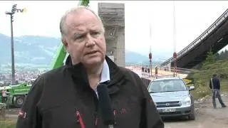 Seltener Anblick: Sprungschanze der Erdinger Arena h&auml;ngt in der Luft