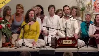 Sacharachara Sundaram mit Gruppe