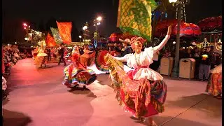 !Viva Navidad! Street Party Performance 2025 [4K] Disney California Adventure Park
