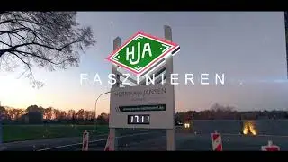 Moderne, exkusive Werbepylone und Werbestelen