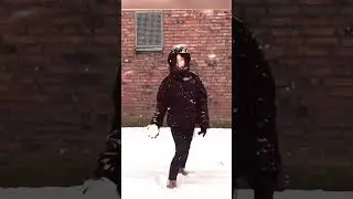 Genieten de sneeuw spelen met de slee. #sneeuwpret #sneeuw #sneeuwval #snow #snowfall #snowday .