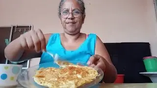 #COMENDO OMELETE COM CAFE FRESQUINHO 