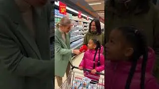 Schn&auml;ppchenjagd #supermarkt #reporterin #mutter #kind #interview #funny
