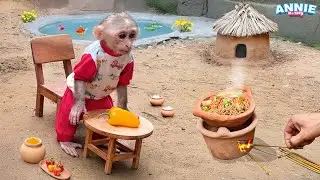 Dad harvests carrots and cooks stir-fried noodles for baby monkey Annie