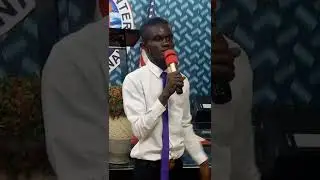 Rosa.c making people laugh 😂😂with his face on stage.