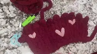 Как добавить сердечки на вязаное одеяло крупной вязки.