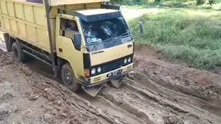 disaat jalan rusak parah supir kol disel dan minibus menunjukan sekilnya