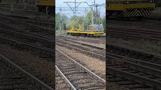 W&oacute;zek torowy DS-10-03 przejeżdża przez stację Wrocław Gł&oacute;wny #pkp #mikol #kolej #pociąg #plk