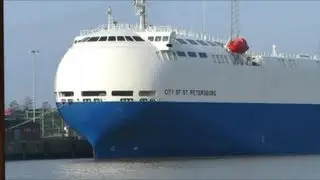 City of St Petersburg IMO 9473456 Autotransporter wird beladen Car Carrier being loaded Emden