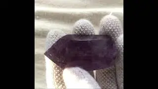 Кристалл аметиста свободной формы, отполированный вручную &mdash; Crystal Stories Nr. 4