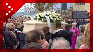 Caldes dà l'addio ad Andrea Papi: una folla accoglie il feretro del giovane ucciso da un orso