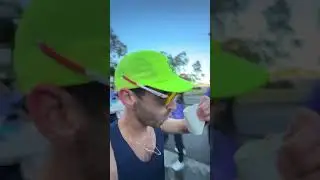 Выпить воды на станции раздачи во время марафонского забега.