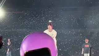 Jinnie playing with the purple balloon .. he's so cute and adorable ,BTS PTD CONCERT IN LA