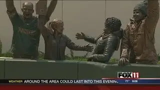 LeRoy Butler unveils Lambeau Leap statue