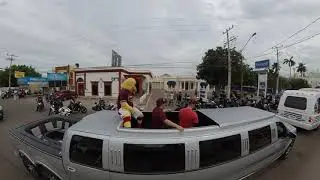 El pollo Tomas  de los Tomateros saludando