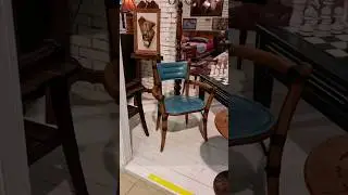 Кожаный стул с подлокотниками и анатомической выемкой